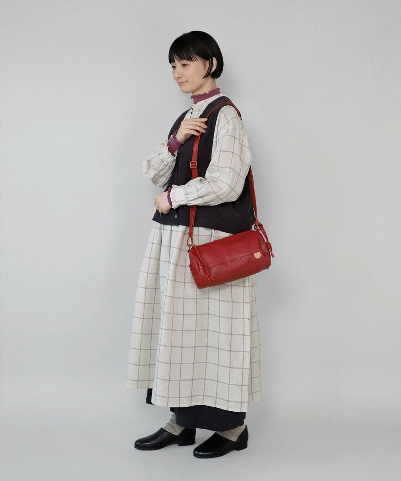【新品　タグ付き】toleur レザー ロールショルダー　円筒形　イエロー 新品 タグ付き】toleur レザー ロールショルダー 円筒形