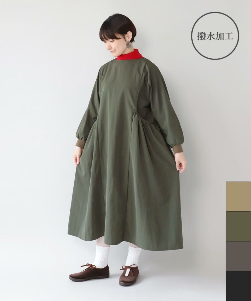 mumokuteki撥水加工ナイロンのギャザーボリュームワンピース