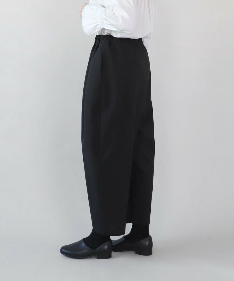 un cinqフォーマル対応イージーケア オックス生地タックワイドパンツ