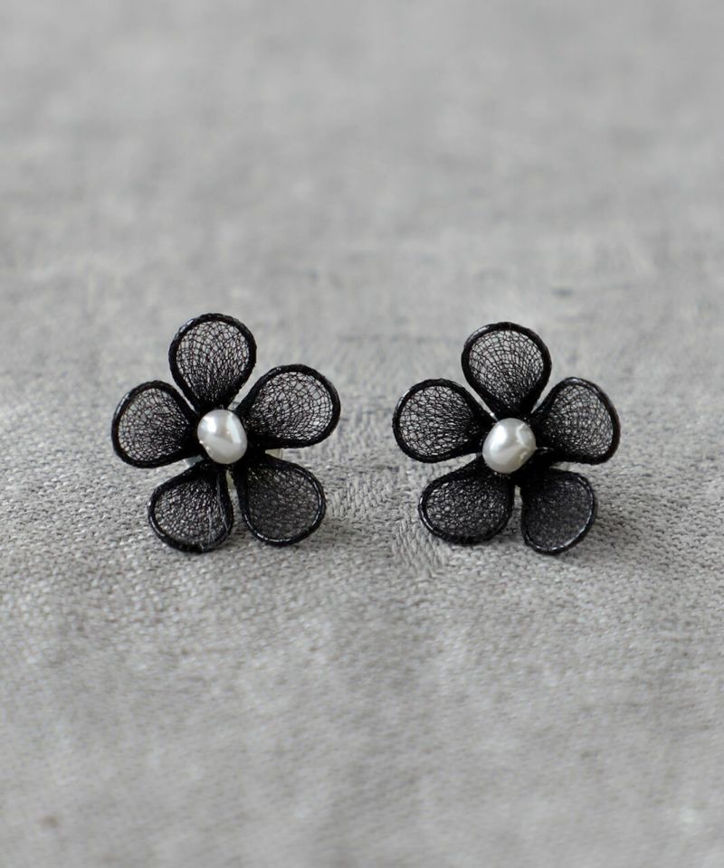 mumokutekiフラワーモチーフパール付きピアス・イヤリング