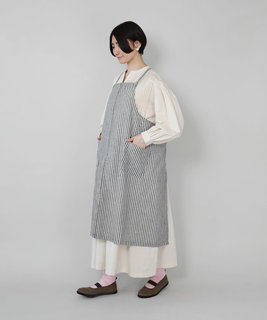 mumokutekiコットンリネンのフロントスリットエプロン | mumokuteki