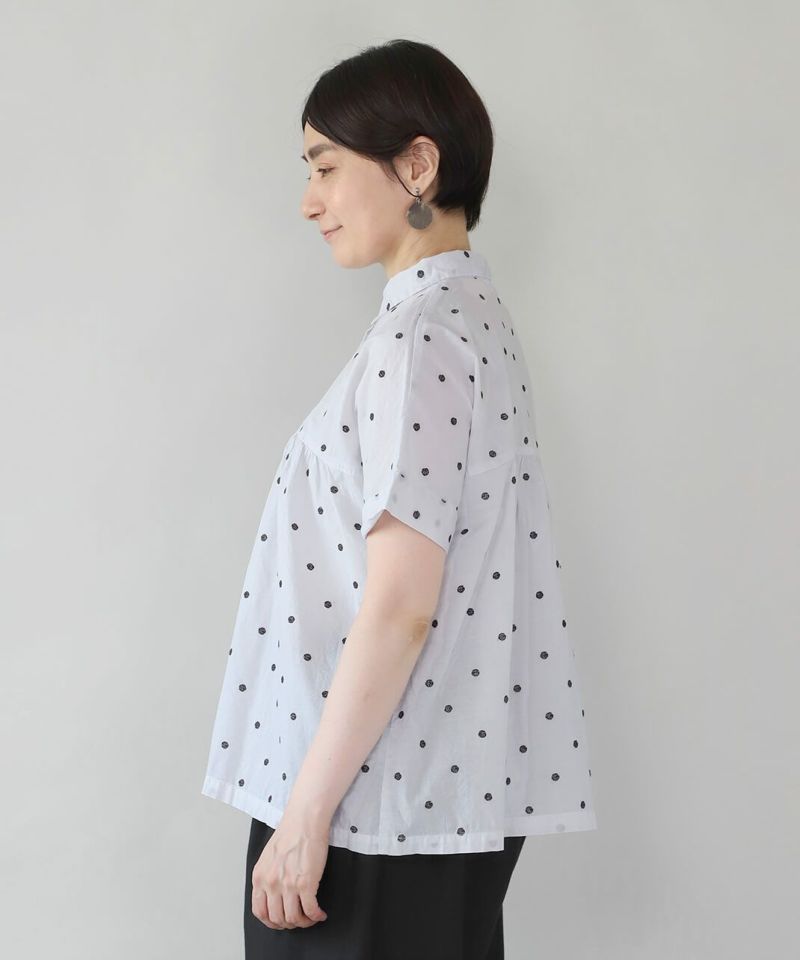 mumokutekiドット刺繍のギャザーブラウス | mumokuteki