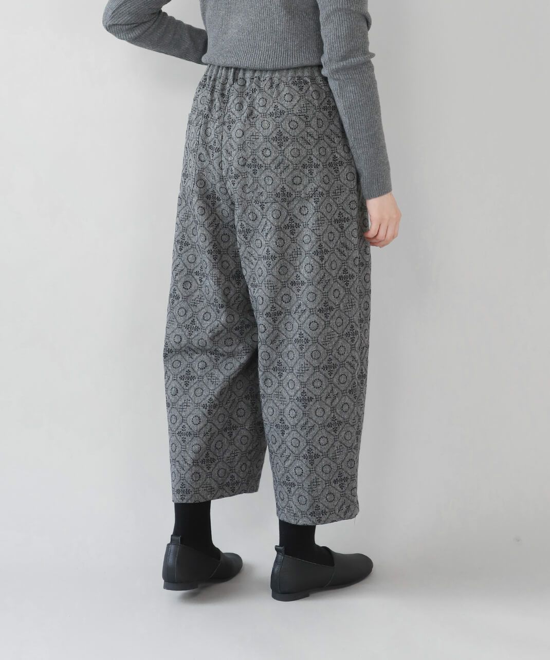 mumokutekiパッチワーク刺繍のタックパンツ | mumokutekiオンラインストア