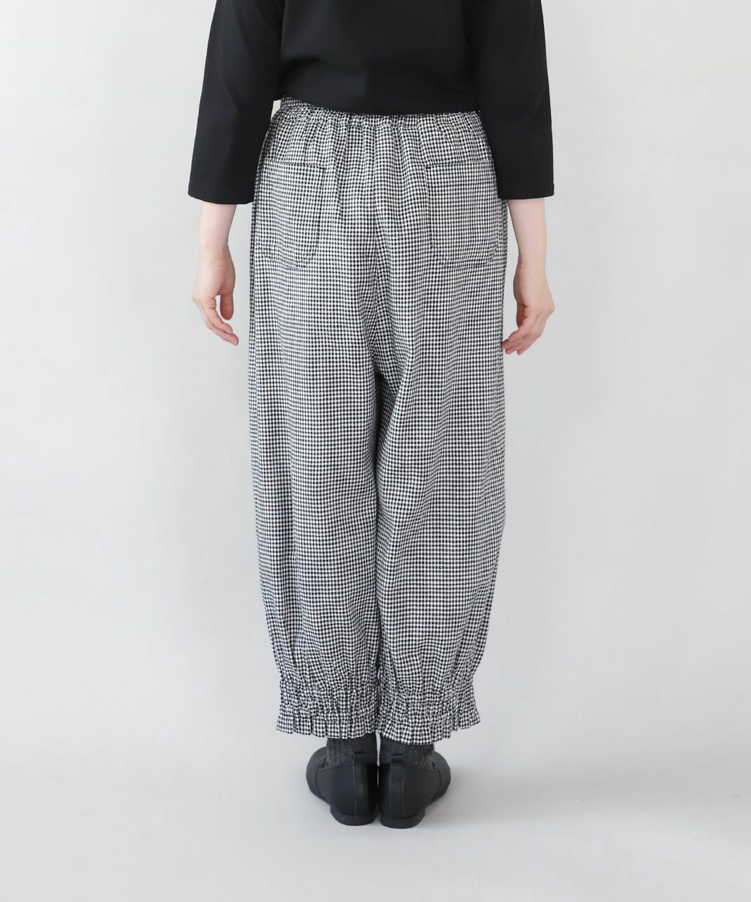 mumokutekiリネンミックスツイルの裾ギャザーパンツ | mumokuteki