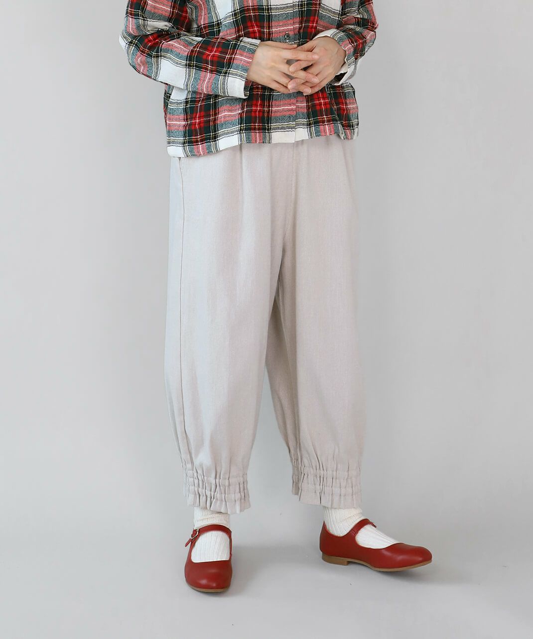 mumokutekiリネンミックスツイルの裾ギャザーパンツ | mumokuteki