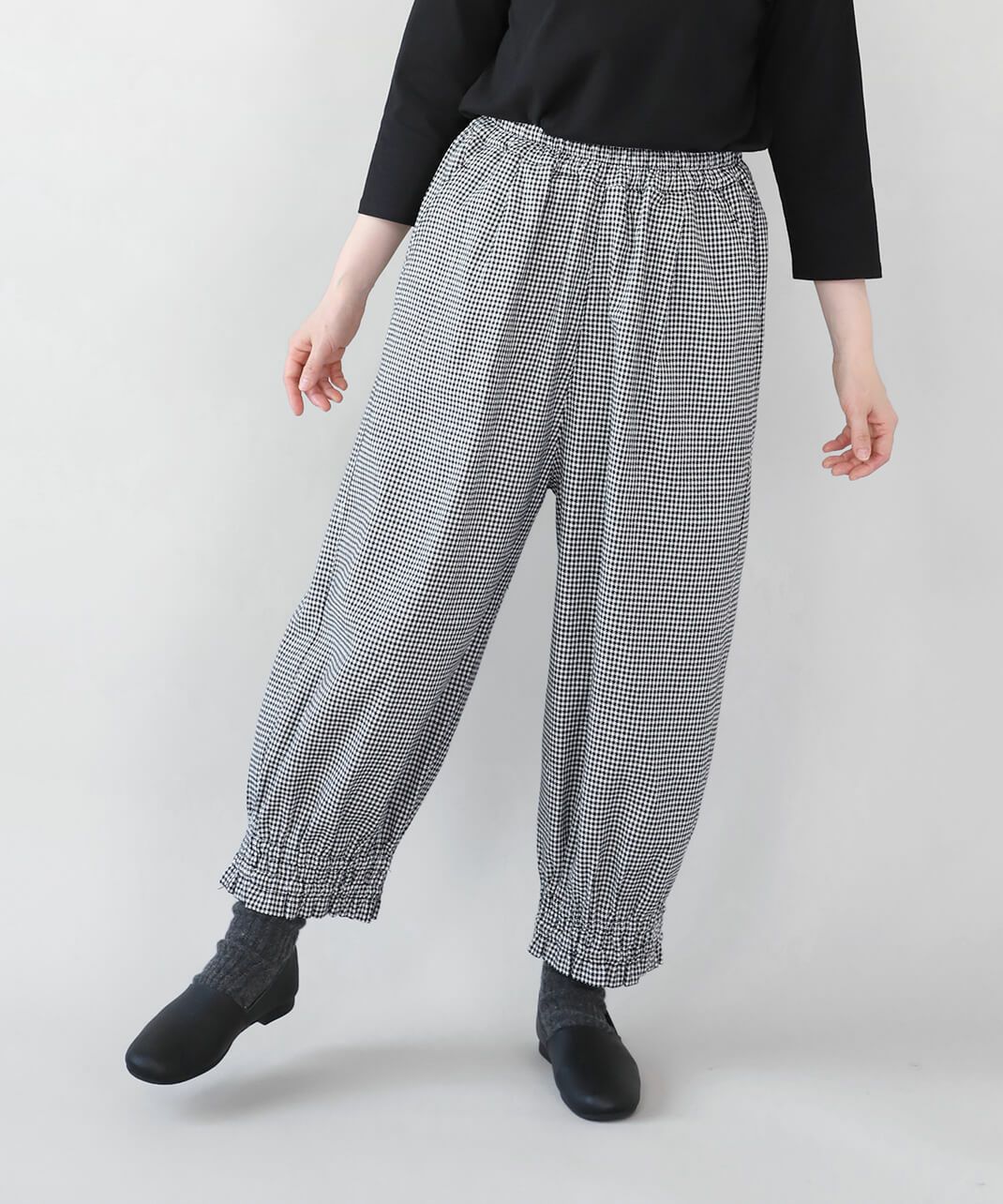 mumokutekiリネンミックスツイルの裾ギャザーパンツ | mumokuteki