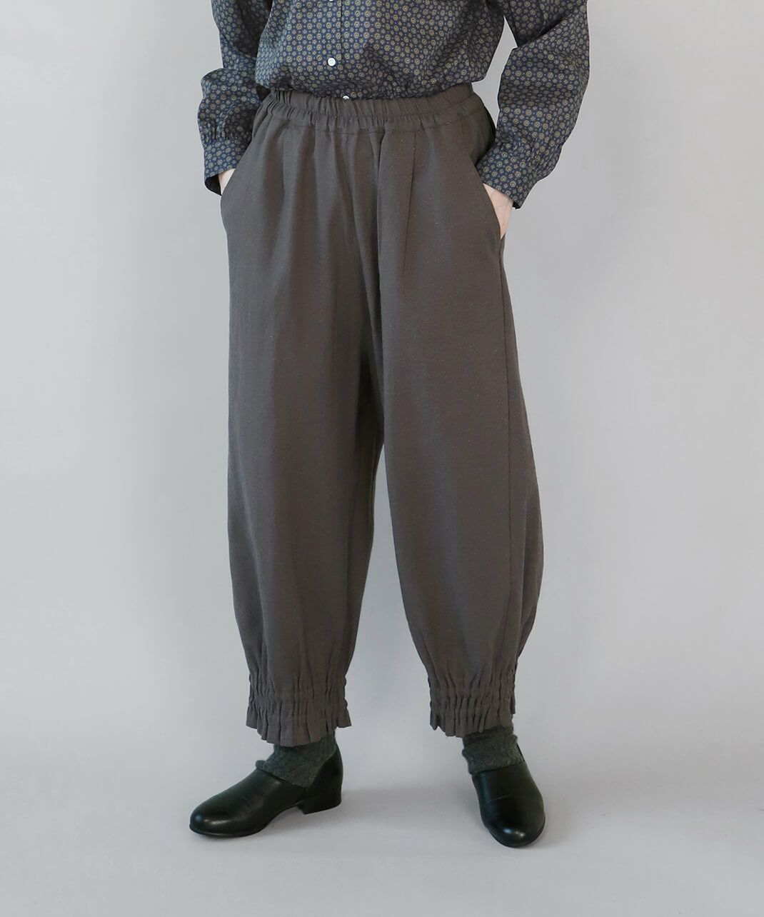 mumokutekiリネンミックスツイルの裾ギャザーパンツ | mumokuteki