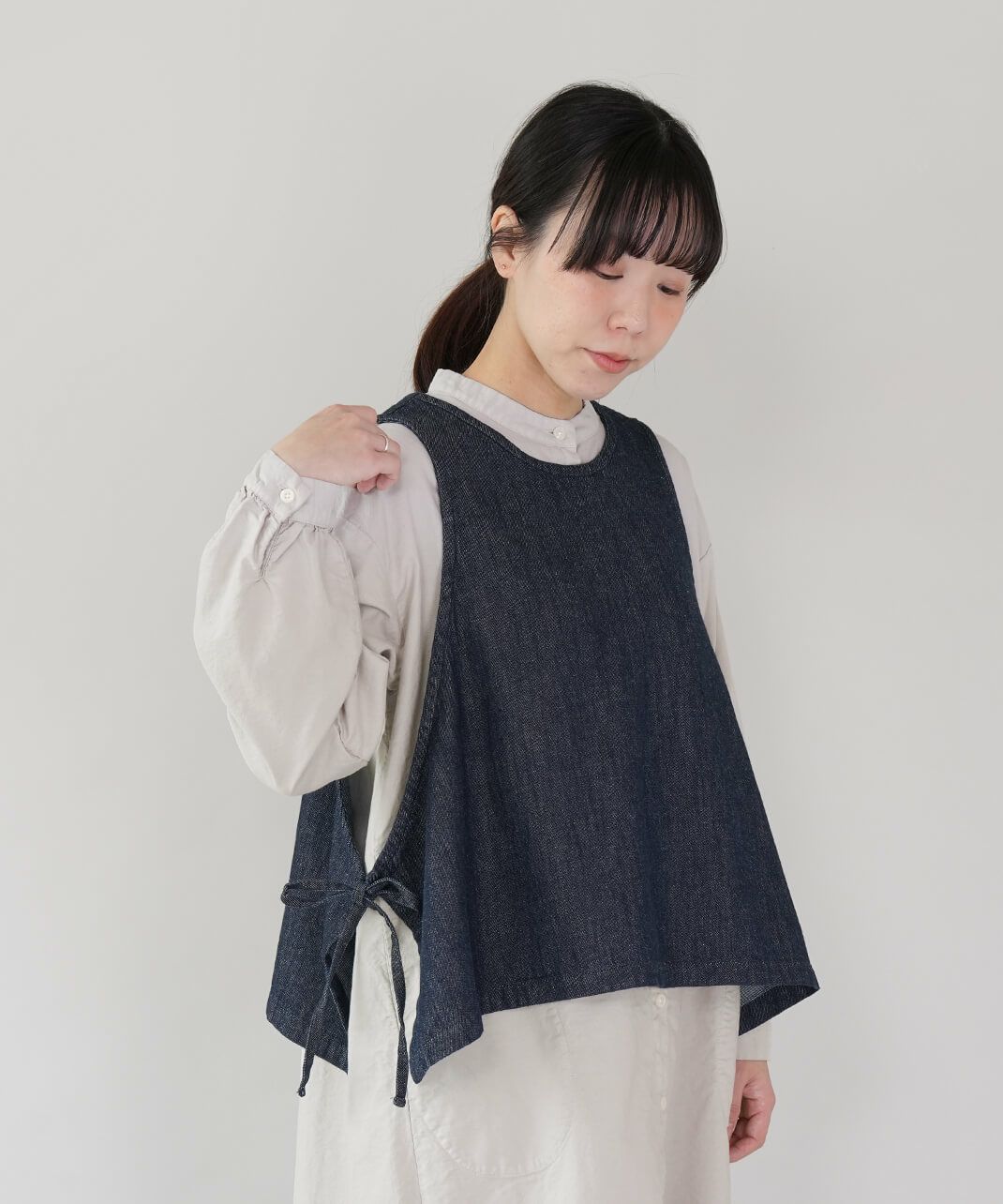 ista-ireコットンリネンデニムのサイドリボン2WAYベスト | mumokuteki